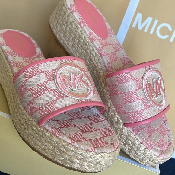 MICHAEL KORS SADLER WEDGE
MK OUTLINE JQD/EMB MK
TEA ROSE
49S3SDFA1Y
New - Picture 8 of 16